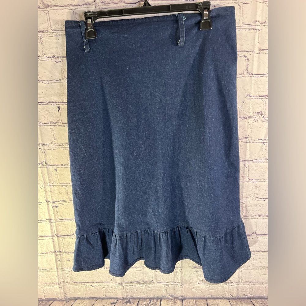Beware. Ladies stretchy blue jean skirt with zipper in back, Size X-Large.